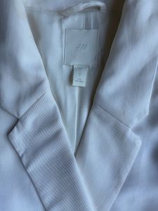 H&amp;M White Blazer - Stylish &amp; Chic