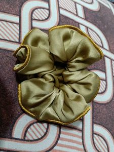 Golden Scrunchie, Maroon Scrunchie