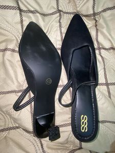 Chic Black Slingback Heels