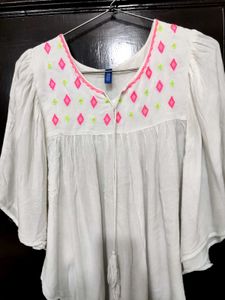 White Embroidered Top🌸💓