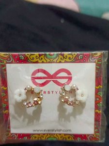 Everstylish Flower Stone Earrings