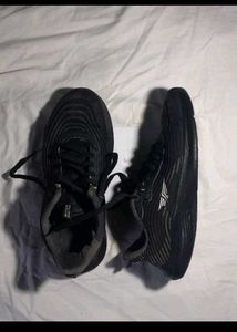 2 NIKE JACKETS 1 SHOE AND TROUSER.