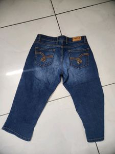 CAPRI _ Below Knee Length ( PEOPLE) 28 WAIST