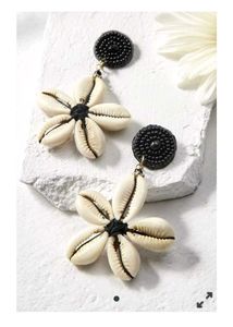 Shell Earrings 🖤🤍