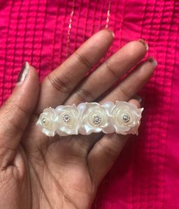 Elastic white hair bun and bracelet (two in one us
