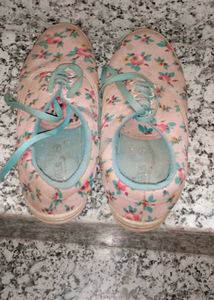 📢 Used Footwear for Sale – Size 7 (Affordable)