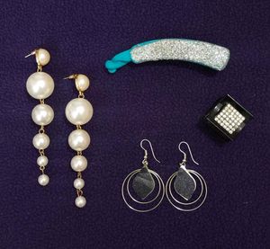 Set of 2 Earrings And Hair Clips 💖