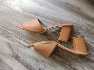 BLOCK HEEL