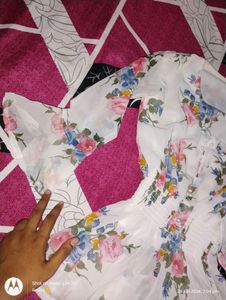 BEAUTIFUL WHITE 🤩 FLORAL TOP 🏵️🌺