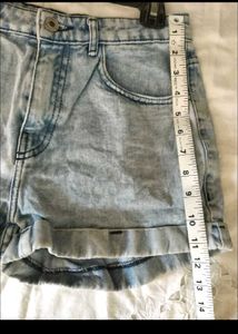 Beautiful Crop Top And Kiabi Shorts