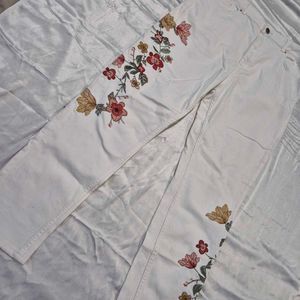 White Floral Embroidery Jeans /Pinterest