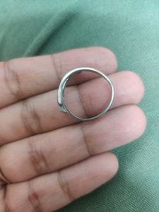Hugging Hands Ring In 925 Silver
