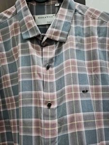 Men&#39;s Plaid Button-Down Shirt