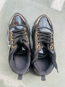 Lightly Worn Casual Sneakers – Like New!