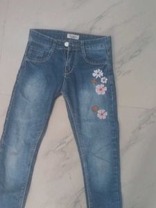 Girl&#39;s Flower Embellished Jeans
