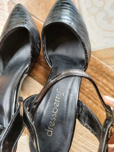 Dressberry Black Heels And An Earring Set
