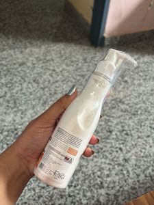 Skin whitening moisturiser with peach extract