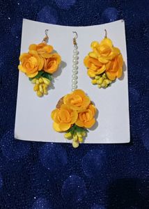 Yellow Maangtika And Earrings.