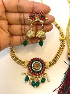 Temple Choker Set