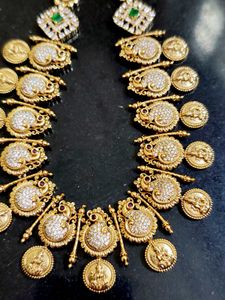 Pari Neck Set
