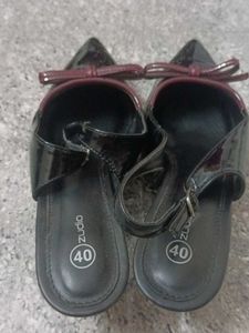 Pointed Toe Black Slingback Heels