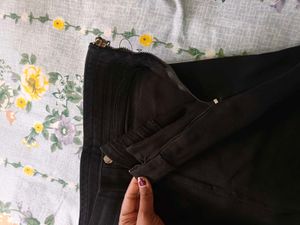 Women&#39;s Black Jeegins Pants