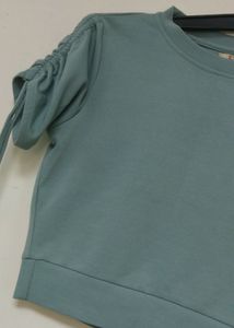 🎀 Beautiful Round Neck Crop Top 🎀