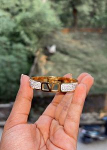 🇮🇹 Valentino Imported Gold & Crystal V Bangle