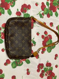 ThLouis Vuitton Pochette accessoire leather handba