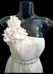 Chic White One-Shoulder Dress