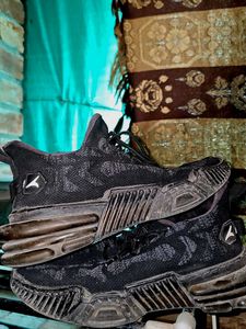 Sports shoes
