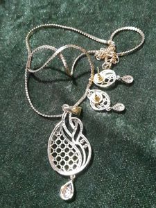 Very New Pendent And Stud Set