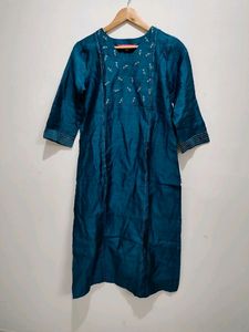 Varanga Women Embroidered Straight Kurta