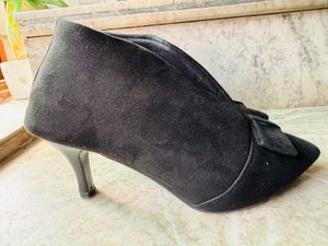 Black Heels Valvet