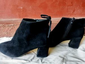 ✨Black Block Heel Ankle Booties✨