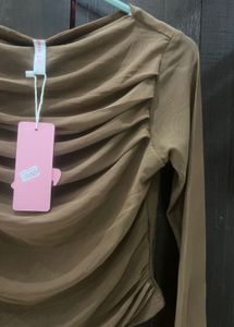 Brand new ruched mesh top 🤎