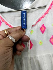 White Embroidered Top🌸💓