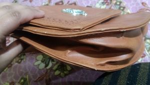 MICHAEL KORS SLING BAG. TAN COLOUR. MEDIUM SIZE. NOT AUTHENTIC