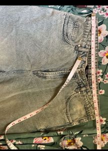 BRAND NEW  High-Waisted Jeans