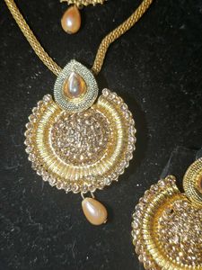 ✨ Elegant Gold-Toned Necklace, Earrings &amp; Maangtik