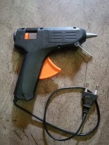 GLUE GUN