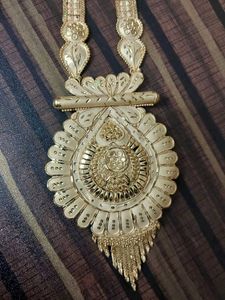 Elegant Golden Necklace Set