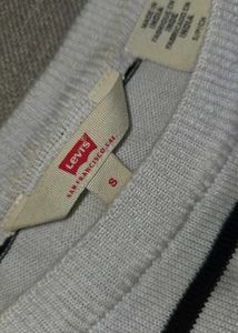 Levi&#39;s black&amp;white stripped pullover jersey