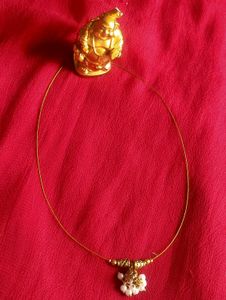 Elegant Gold Wire Necklace with Pearl Accent