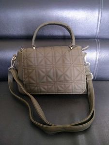 sling bag/ shoulder bag.