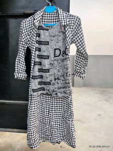 Black And White Tshirt With Shrug