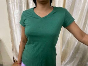 💚 HERE&amp;NOW Women Green Solid V-Neck T-shirt