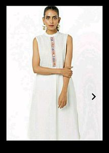 Women&#39;s Ajio White Sleeveless Kurti