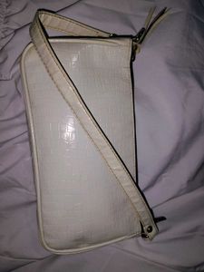 White Slingbag👜