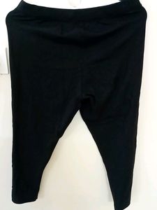 Twin Birds Black Capri Leggings